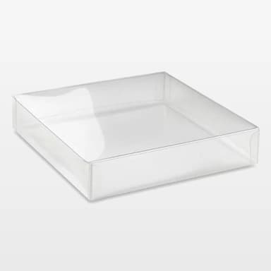 جعبه طلقی PVC شفاف مربعی و کم‌ارتفاع روی زمینه روشن