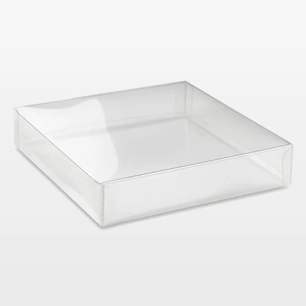 جعبه طلقی PVC شفاف مربعی و کم‌ارتفاع روی زمینه روشن