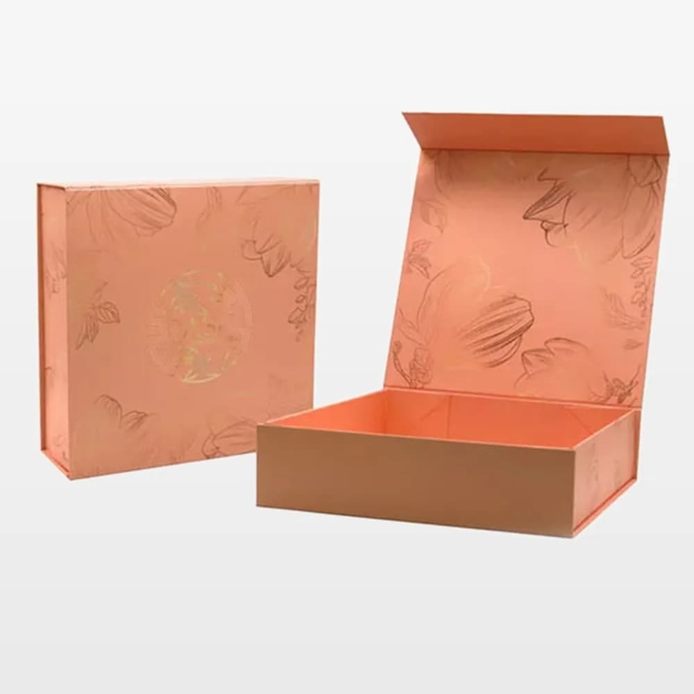 دو جعبهٔ کتابی مگنتی مرجانی با طرح گل؛ یکی بسته و یکی باز دو جعبهٔ کتابی مگنتی مرجانی با طرح گل؛ یکی بسته و یکی باز