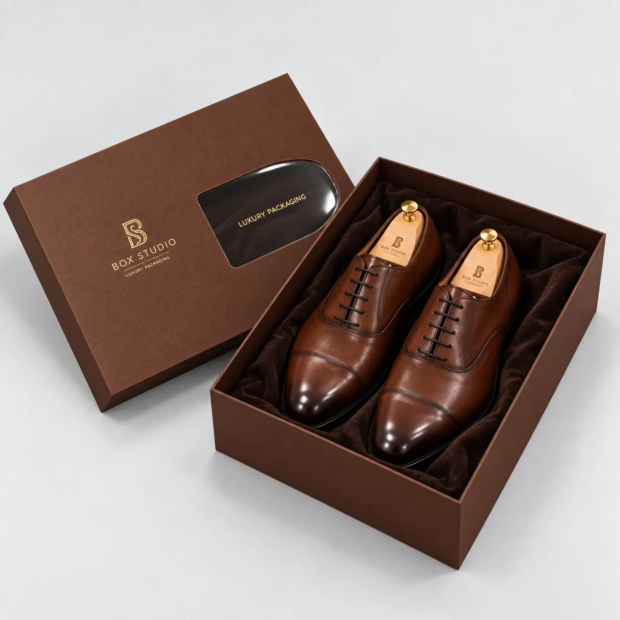 هاردباکس کفش قهوهای پنجرهدار با مغزی MDF و طلاکوب — جعبه باز با چیدمان کامل محصول هاردباکس کفش قهوهای پنجرهدار با مغزی MDF و طلاکوب — جعبه باز با چیدمان کامل محصول