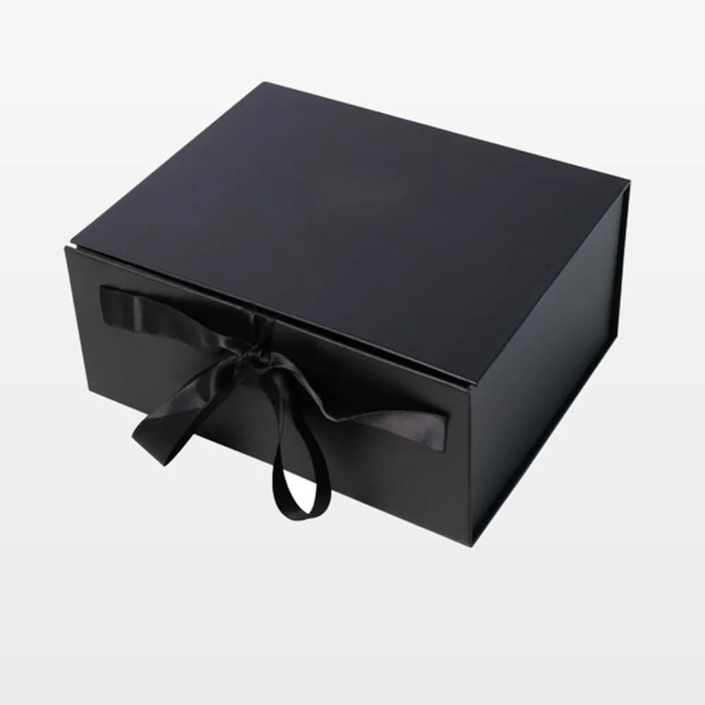 جعبهٔ کتابی مگنتی بزرگ مشکی بسته با روبان ساتن مشکی پاپیونی در جلو جعبهٔ کتابی مگنتی بزرگ مشکی بسته با روبان ساتن مشکی پاپیونی در جلو