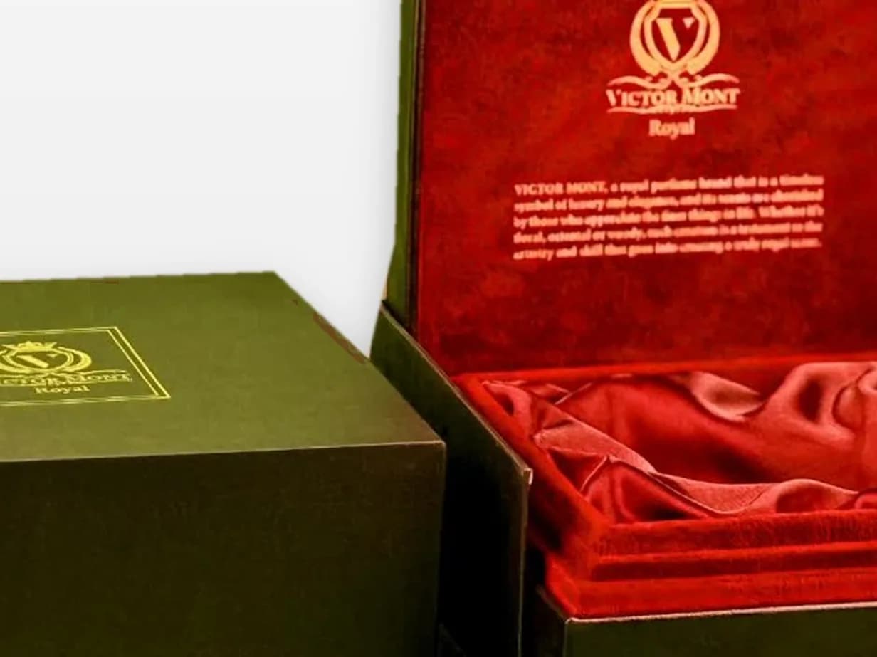 جعبه عطر لوکس لولایی با مخمل و ساتن قرمز — نمای نزدیک جزئیات روکش و چاپ جعبه عطر لوکس لولایی با مخمل و ساتن قرمز — نمای نزدیک جزئیات روکش و چاپ