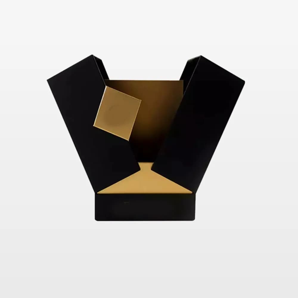 جعبه مشکی دودرب باز شده به دو طرف با فضای داخلی طلایی براق جعبه مشکی دودرب باز شده به دو طرف با فضای داخلی طلایی براق