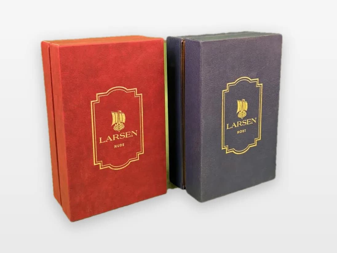 جعبه عطر کتابی قرمز و سرمهای با طلاکوب — عکس واقعی نمونهٔ تولیدشده جعبه عطر کتابی قرمز و سرمهای با طلاکوب — عکس واقعی نمونهٔ تولیدشده