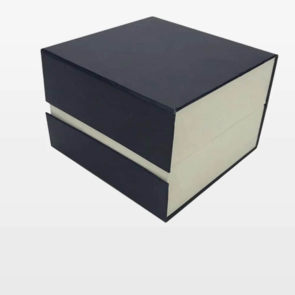جعبه ساعت سرمهای بسته با نوار کرم میان درب و زیره جعبه ساعت سرمهای بسته با نوار کرم میان درب و زیره